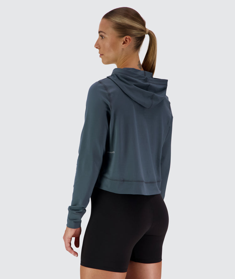 Comfy cropped hoodie for training, Model 176 cm / size S#color_dusty-navy